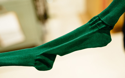 編み上がった、つま先と履き口がつながった状態の靴下。ここから、いくつもの工程を経て、私たちが普段見なれている形になります。