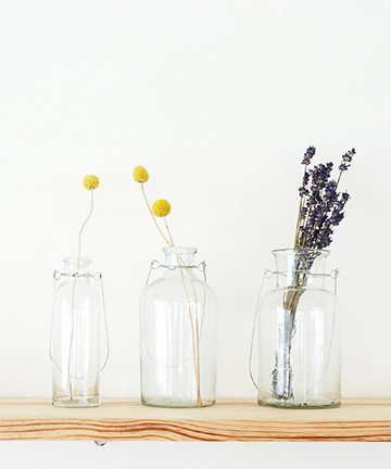 「ハンギングボトル」は厚みのあるガラスのボトルにワイヤー製のハンドルがついたフラワーベース。吊るしたり、置いたりとインテリアにあわせて自由に花を飾って。