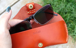永く愛せる『Duram Factroy』のかわいい革製「メガネケース 9003」を、そっと鞄に忍ばせて