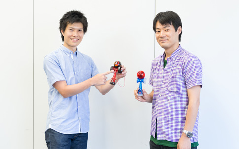『ケンダマクロス』を生み出したバンダイ プレイトイ事業部の熊谷悠岐さん（左）と矢内道雪さん。