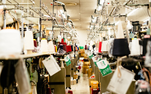 タビオの協力工場のひとつである奈良県にある「関屋莫大小（セキヤメリヤス）」の工場。どんな工程を経て、靴下がつくられているかは後編にて。