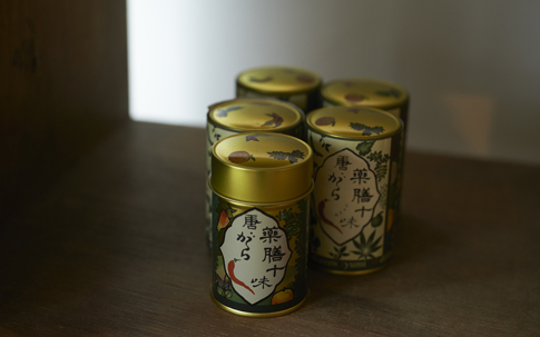 栃木県日光市の老舗旅館「本家伴久」に代々受け継がれた秘伝の調味料。唐辛子、黒ごま、青のり、山椒、えごまなど、10種の薬味が調合されている。