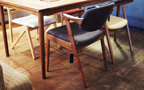 手前の紺色の椅子は、デンマークのデザイナー、カイ・クリスチャンセンがデザインした「NO.42」。つくりの難しさゆえか、製造中止となっていたが、徳島県にある宮崎椅子製作所から復刻版製作が実現。