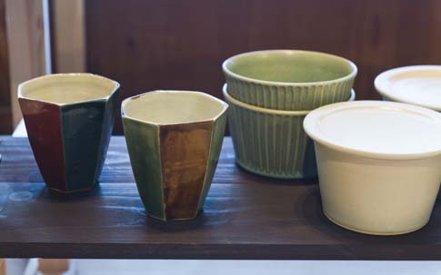 鳥取に窯を構えている玄瑞窯の芝原信也さんの器たち。因幡国府焼の窯元で修業後、独立したのだそう。