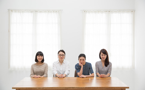 左から、山本梨央さん、佐々木絵馬さん、菓子麻奈美さん、鈴木麻友美さん。年齢も職業も違う４人ですが、お酒もコーヒーも“飲むのが大好き”なのが共通点。